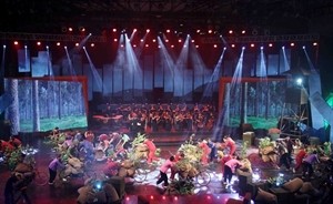 Artists replicate the scene of carrying rice to the battlefield (Photo: VNA)